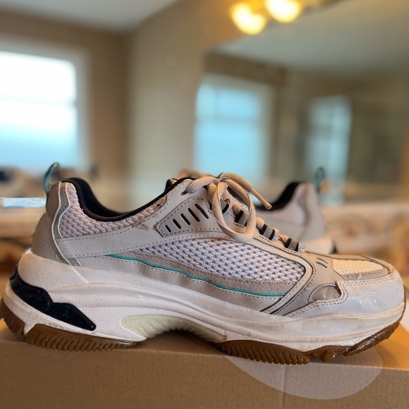 Skechers Shoes US 10.5 ⚪️ - Picture 2 of 8